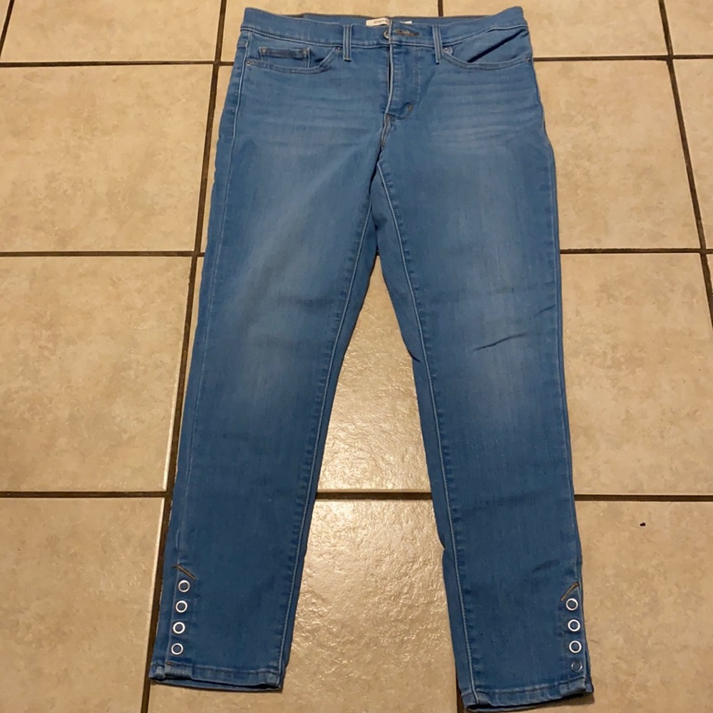 Women’s Levi’s jeans